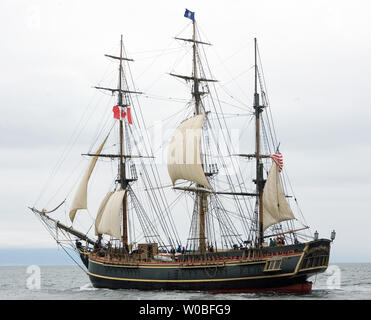 Il180-piede full-truccate la nave Bounty costruito durante il 1960 per MGM's Motion Picture 'Mutiny sul Bounty' e basato su di Greenport, Long Island New York cerchi in attesa è volta a vela nel Porto Victoria durante la parata di Tall Ships segnalazione di inizio del 2008 Tall Ships Festival in Victoria, British Columbia, 26 giugno 2008. (UPI foto / Heinz Ruckemann) Foto Stock