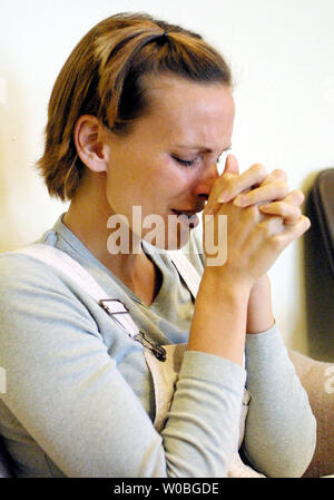 WACP2001111401-14 Novembre 2001- Waco, Texas, Stati Uniti d'America: Amy Gulley prega per il ritorno sicuro dei compagni i membri di chiesa Heather Mercer e Dayny Curry che vengono tenuti prigionieri da parte dei talebani in Afghanistan. La Chiesa, comunità Anticoh chiesa ha tenuto una conferenza stampa e una veglia di preghiera per loro. MK/jm/Joe Mitchell UPI Foto Stock