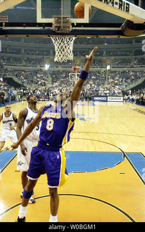 Kobe Bryant dei Los Angeles Lakers i punteggi 2 dei suoi 25 punti sul modo per una tripla doppia contro il Washington Wizards in un gioco su vinta dai Lakers 122-110 il 28 febbraio, 2004, al MCI Center di Washington. Bryant ha avuto 14 rimbalzi e 10 assiste a lungo andare con i suoi 25 punti. (UPI foto/Mark Goldman) Foto Stock