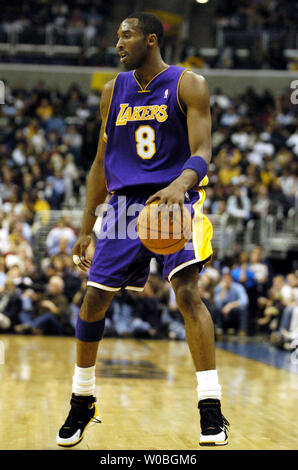 Kobe Bryant dei Los Angeles Lakers in azione sul modo per una tripla doppia contro il Washington Wizards in un gioco su vinta dai Lakers 122-110 il 28 febbraio, 2004, al MCI Center di Washington. Bryant ha avuto 14 rimbalzi e 10 assiste a lungo andare con i suoi 25 punti. (UPI foto/Mark Goldman) Foto Stock