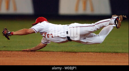 I cittadini di Washington Jose Vidro rende un arresto di immersioni e butta fuori i San Francisco Giants Ray Durham nel quarto inning il 20 settembre 2005 a RFK Stadium di Washington D.C. in una partita vinta dai giganti 4-3. (UPI foto/Mark Goldman) Foto Stock