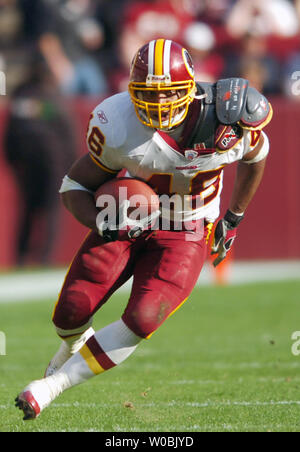 Washington Redskins Ladell Betts (46) precipita per un 22 cantiere guadagno nel quarto trimestre contro il San Francisco 49ers su ottobre 23, 2005 in un gioco in Fed Ex Campo in Landover, Md. in una partita vinta dal Redskins 52-17 oltre il 49ers. (UPI foto/Mark Goldman) Foto Stock
