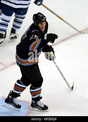 Capitali di Washington Chris Clark (17) celebra il suo obiettivo nel terzo periodo contro il Toronto Maple Leafs il 3 febbraio 2006 in un gioco al MCI Center di Washington, D.C. I capitelli sconfitto il Maple Leafs 4-1. (UPI foto/Mark Goldman) Foto Stock