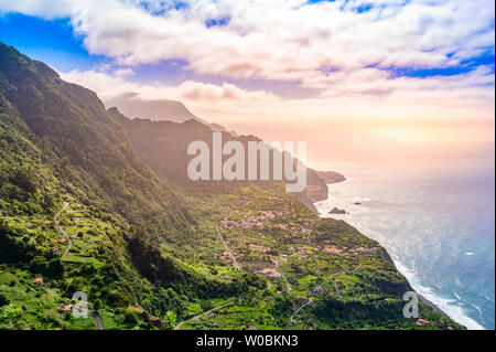 Bellissimo paesaggio paesaggio dell'isola di Madeira - Vista del piccolo villaggio Arco de Sao Jorge vicino Boaventura sul lato nord di Madeira, Portogallo Foto Stock