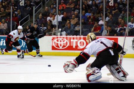 Shaone Morrisonn (26) dei capitali di Washington spara contro i Senatori di Ottawa Ray Emery (1) il 12 marzo 2006 nel terzo periodo al Verizon Center di Washington, D.C. I Senatori sconfitti i capitelli 5-2. (UPI foto/Mark Goldman) Foto Stock