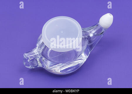 Neti Pot con Soft Comfort punta isolata su sfondo viola. Lavaggio del seno. Irrigazione nasale. Foto Stock