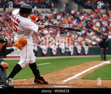 Il Baltimore Orioles Kevin Millar (15) colpisce un unico punteggio Miguel Tejada nella quinta inning contro il Tampa Bay Devil Rays Jason Childers il 3 aprile 2006 sul giorno di apertura a Orioles Park a Camden Yards a Baltimora, MD. Gli Orioles sconfitto Devil Rays 9-6. (UPI foto/Mark Goldman) Foto Stock