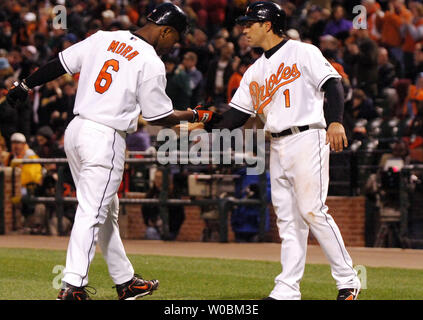 Il Baltimore Orioles Melvin Mora (6) è congratulato da Brian Roberts (1) dopo l'provengono entrambe al cliente nel primo inning contro Seth McClung di Tampa Bay Devil Rays il 5 aprile, 2006 a Orioles Park a Camden Yards a Baltimora, MD. Gli Orioles portare Devil Rays 15-5 nel settimo inning. (UPI foto/Mark Goldman) Foto Stock