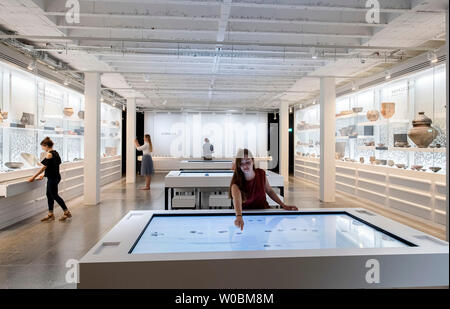 24 giugno 2019, Baden-Wuerttemberg, Karlsruhe: Nel Badisches Landesmuseum di Karlsruhe castello, gli utenti possono essere trovati nella mostra "Archäologie in Baden - Expothek¹' nell'Expothek. La mostra sarà aperta dal 13 luglio 2019. Dalla spada dall'età del bronzo di preziosi gioielli - nel laboratorio del museo delle parti interessate può guardare intorno 1500 oggetti storici sulla base di un catalogo digitale e su richiesta anticipata - e in alcuni casi anche tenere nelle loro mani. (Per dpa: 'Badisches Landesmuseum diventa un laboratorio per il futuro") Foto: Uli Deck/dpa Foto Stock