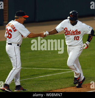Il Baltimore Orioles Miguel Tejada (10) è congratulato da terza base coach Tom Trebelhorn (26) dopo aver colpito la sua XIV home run di anno in quinta inning contro Doug Waechter di Tampa Bay Devil Rays a Orioles Park a Camden Yards a Baltimora, MD il 30 maggio 2006. Gli Orioles sconfitto Devil Rays 7-5. (UPI foto/Mark Goldman) Foto Stock