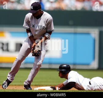 Il Baltimore Orioles Melvin Mora (6) scorre nella seconda base con un doppio nella terza inning contro Robinson Cano (22) dei New York Yankees a Orioles Park a Camden Yards a Baltimora, MD il 4 giugno 2006. Gli Orioles sconfitto gli Yankees 11-4. (UPI foto/Mark Goldman) Foto Stock