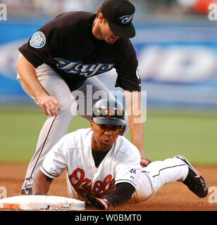 Il Baltimore Orioles Melvin Mora (6) scorre in terza base su un unico da Miguel Tejada nel primo inning contro Ty Taubenheim del Toronto Blue Jays a Orioles Park a Camden Yards a Baltimora, MD il 6 giugno 2006. Il Blue Jays sconfitto gli Orioles 6-4. (UPI foto/Mark Goldman) Foto Stock