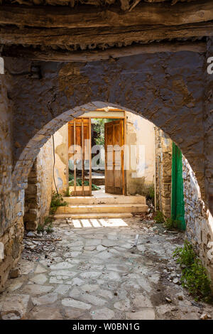 Abbandonati tradizionale cipriota casa di villaggio, Pano Lefkara, Cipro Foto Stock