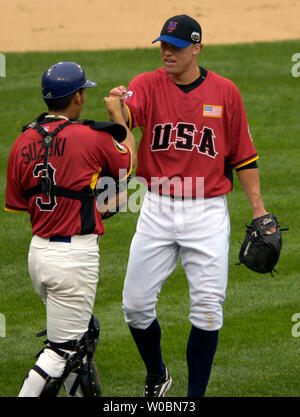 New York Mets prospettiva Matt Lindstrom (27) del team statunitense è congratulato da catcher Kurt Suziki (3) dopo aver conseguito la salva contro la squadra del mondo in All-Star Futures Game al PNC Park di Pittsburgh, PA il 9 luglio 2006. Il team statunitense ha sconfitto la squadra del mondo 8-5. (UPI foto/Mark Goldman) Foto Stock