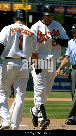 Il Baltimore Orioles Nick Markakis (21) è congratulato da Brian Roberts (1) dopo aver colpito un assolo home run nella quinta inning contro il Texas Rangers John Wasdin sulla luglio 16, 2006 at Orioles Park a Camden Yards a Baltimora, MD. Gli Orioles sconfitto i Rangers 4-0. (UPI foto/Mark Goldman) Foto Stock