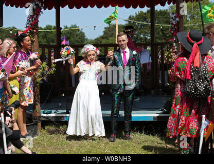 Una celebrazione di matrimonio per Jack Watney, 32 e Sarah Adey, 31, presso il Croissant Neuf bandstand nel verde dei campi area del festival di Glastonbury presso l'azienda agricola degna, Pilton, Somerset. Foto Stock