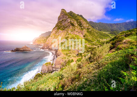 Bellissimo paesaggio paesaggio dell'isola di Madeira - Vista dal Miradouro de Sao Cristovao nella costa nord, Sao Vicente area vicino Boaventura, Porto Foto Stock