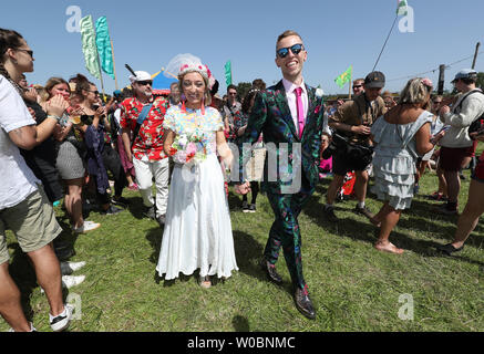 Una celebrazione di matrimonio per Jack Watney, 32 e Sarah Adey, 31, presso il Croissant Neuf bandstand nel verde dei campi area del festival di Glastonbury presso l'azienda agricola degna, Pilton, Somerset. Foto Stock