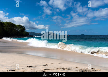 Orme nella sabbia sulla spiaggia di sabbia bianca, Bali Indonesia. Foto Stock