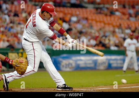 I cittadini di Washington Ryan Zimmerman colpisce un singolo nel primo inning contro il Philadelphia Phillies Brett Myers su agosto 29, 2006 a RFK Stadium di Washington, D.C. (UPI foto/Mark Goldman) Foto Stock