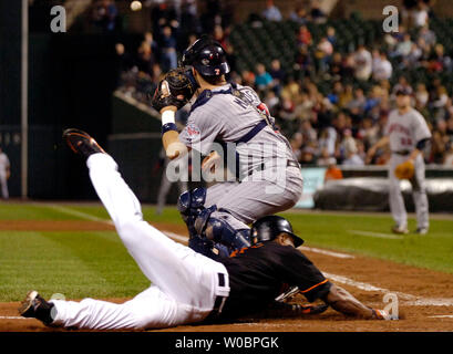 Il Baltimore Orioles Melvin Mora (6) scorre in modo sicuro in casa su un RBI double da Nick Markakis nel secondo inning come il Minnesota Twins catcher Joe Mauer attende per lanciare il 22 settembre 2006 a Orioles Park a Camden Yards di Baltimora, Maryland. (UPI foto/Mark Goldman) Foto Stock