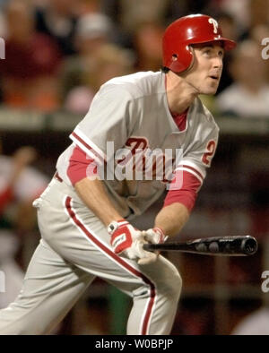 La Philadelphia Phillies Chase Utley (26) segue il volo del suo solo home run nel quarto inning contro i cittadini di Washington Pedro Astacioon Settembre 27, 2006 a RFK Stadium di Washington, D.C. (UPI foto/Mark Goldman) Foto Stock