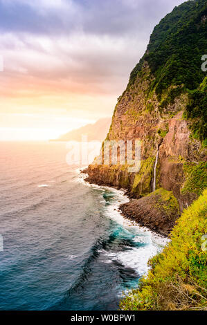 Bella costa selvaggia scenario vista con Bridal Veil Falls (Veu da noiva) a Ponta do Poiso nell'isola di Madeira. Nei pressi di Porto Moniz, Seixal, Portogallo. Foto Stock