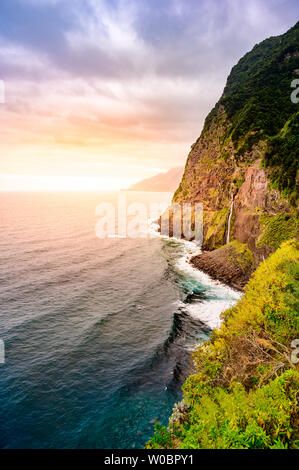 Bella costa selvaggia scenario vista con Bridal Veil Falls (Veu da noiva) a Ponta do Poiso nell'isola di Madeira. Nei pressi di Porto Moniz, Seixal, Portogallo. Foto Stock