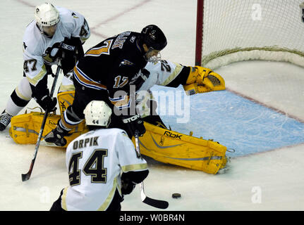 La Washington capitali " Chris Clark (17) punteggi un obiettivo nel primo periodo contro i pinguini di Pittsburgh goalie Marc-andré Fleury (29) Il 11 dicembre 2006 al Verizon Center di Washington, D.C. (UPI Photo/ Mark Goldman) Foto Stock