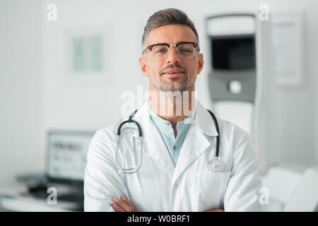 Professional chirurgo di plastica che indossa uno stetoscopio sul collo Foto Stock