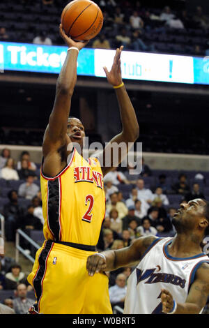 Atlanta Hawks guard Joe Johnson (2) punteggi due punti nella prima metà contro Washington Wizards guard DeShawn Stevenson (2) il 2 marzo 2007 al Verizon Center di Washington, D.C. (UPI Photo/ Mark Goldman) Foto Stock