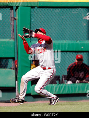 Arizona Diamondbacks sinistra fielder Scott Hairston rende una cattura in esecuzione nel nono inning contro Washington i cittadini secondo baseman Felipe Lopez il 8 aprile 2007 a RFK Stadium di Washington. Il Diamondbacks sconfitto i cittadini 3-1 per spazzare il weekend serie. (UPI foto/Mark Goldman) Foto Stock