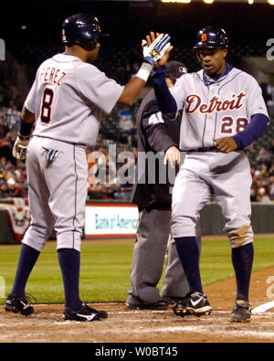 Detroit Tigers center fielder Curtis Granderson (28) è congratulato da terzo baseman Neifi Perez (8) dopo aver segnato su una scelta fielders e un errore da Baltimore Orioles secondo baseman Brian Roberts nella sesta inning su Aprile 10, 2007 at Orioles Park a Camden Yards a Baltimora, MD. Le tigri hanno sconfitto gli Orioles 3-1. (UPI foto/Mark Goldman) Foto Stock