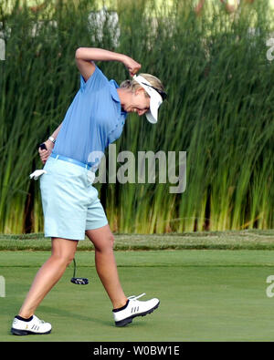 Karrie Webb delle pompe in Australia il suo pugno dopo aver apportato un birdie putt sul diciottesimo foro del McDonald LPGA Championship su Giugno 10, 2007 a Bulle Rock Golf in Havre De Grace, Md. Il torneo è stato vinto da Suzann Pettersen della Norvegia che ha girato un 14 sotto par per vincere da uno stoke su Webb. (UPI foto/Mark Goldman) Foto Stock