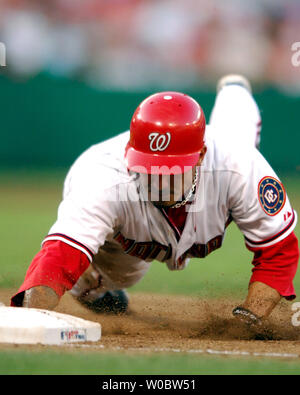 Cittadini di Washington secondo baseman Felipe Lopez si tuffa di nuovo in prima base su un errante pick off tentativo da parte di Detroit Tigers brocca Jeremy Bonderman nel quarto inning che ha permesso di Lopez per avanzare alla terza base su Giugno 20, 2007 a RFK Stadium di Washington. (UPI foto/Mark Goldman) Foto Stock