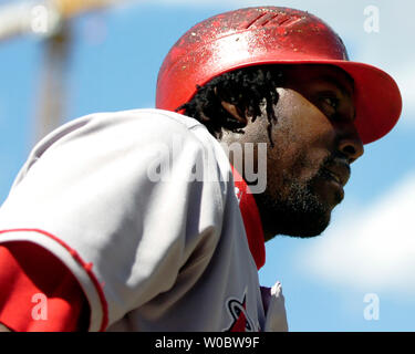 Los Angeles Angeli diritto fielder Vladimir Guerrero si prepara a venire alla piastra nella sesta inning contro Baltimore Orioles a partire lanciatore Jeremy Guthrie a Orioles Park a Camden Yards a Baltimora sulla luglio 01, 2007. Gli angeli sconfitto gli Orioles 4-3. (UPI foto/Mark Goldman) Foto Stock