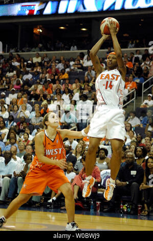 Detroit Shock guard Deanna Nolan di Eastern Conference All-Stars spara un puntatore tre durante la prima metà della WNBA All-Star Game al Verizon Center di Washington il 15 luglio 2007. (UPI Photo/ Mark Goldman) Foto Stock
