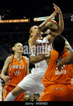 Connecticut Sun guard Katie Douglas di Eastern Conference All-Stars falli monarchi di Sacramento center Yolanda Griffith del Western Conference All-Stars durante la prima metà della WNBA All-Star Game al Verizon Center di Washington il 15 luglio 2007. (UPI Photo/ Mark Goldman) Foto Stock