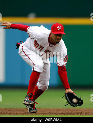 Cittadini di Washington secondo baseman Felipe Lopez campi una sfera di massa nella terza inning colpiti da Houston Astros center fielder Hunter pence su luglio 18, 2007 a RFK Stadium di Washington. I cittadini sconfitti Astros 7-6. (UPI foto/Mark Goldman) Foto Stock