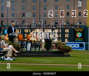 Cal Ripken Jr sta al podio come (L-R) il sindaco di Baltimora Sheila Dixon, emittente televisiva Gary Thorne e Baltimore Orioles Presidente del baseball operations Andy MacPhail applaudire durante gli Orioles Hall of Fame send off celebrazione per Ripken a Orioles Park a Camden Yards a Baltimora sulla luglio 24, 2007. (UPI foto/Mark Goldman) Foto Stock