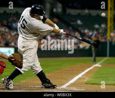 Baltimore Orioles primo baseman Kevin Millar (15) colpisce un due run home run per cliente diritto fielder Nick Markakis nella terza inning contro Boston Red Sox pitcher Tim Wakefield a Orioles Park a Camden Yards a Baltimora il 6 settembre 2007. Gli Orioles ha reso omaggio al1932 Baltimore Black Sox indossando divise replica durante il gioco. (UPI foto/Mark Goldman) Foto Stock