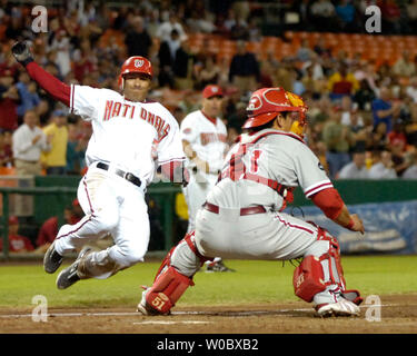 Washington cittadini shorstop Felipe Lopez (2) scorre in modo sicuro in casa nella seconda inning su un doppio da secondo baseman Ronnie Belliard come Philadelphia Phillies catcher Carlos Ruiz (51) attende per lanciare il 20 settembre 2007 a RFK Stadium di Washington. (UPI foto/Mark Goldman) Foto Stock