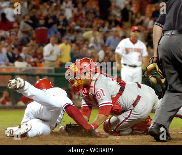 Washington cittadini shorstop Felipe Lopez (L) scorre in modo sicuro in casa nella seconda inning su un doppio da secondo baseman Ronnie Belliard come Philadelphia Phillies catcher Carlos Ruiz (51) non è in grado di consegnare a lanciare il 20 settembre 2007 a RFK Stadium di Washington. (UPI foto/Mark Goldman) Foto Stock