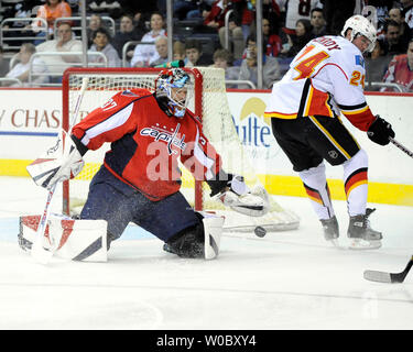 Washington capitelli goalie Olaf Kolzig (37) rende un salvataggio nel primo periodo di colpo da fiamme di Calgary center Craig Conroy (24) al Verizon Center di Washington il 12 marzo 2008. (UPI foto/Mark Goldman) Foto Stock