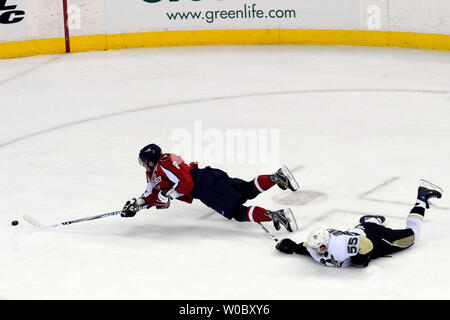 Washington capitelli ala sinistra Alexander Ovechkin (8) della Russia è preso in giù nel terzo periodo da Pittsburgh Penguins defenceman Sergei Gonchar (55) della Russia il 9 marzo 2008 al Verizon Center di Washington, D.C. I Pinguini sconfitto i capitelli 4-2. (UPI Photo/ Mark Goldman) Foto Stock