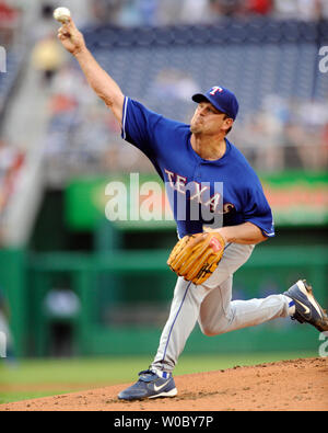 Rangers di Texas a partire lanciatore Kevin Millwood (33) passi nel primo inning contro i cittadini di Washington il 20 giugno 2008 a cittadini Parco di Washington in interleague play. (UPI foto/Mark Goldman) Foto Stock