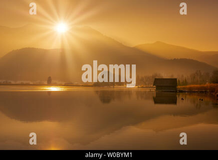 Boathouses sul Kochelsee, Baviera, Germania Foto Stock