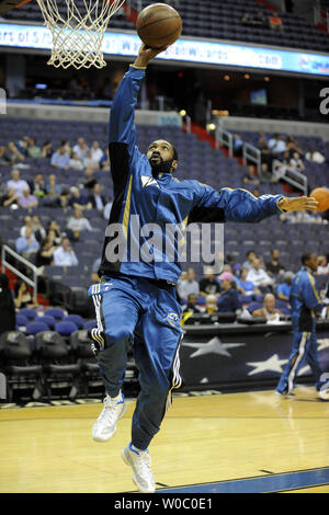 Washington Wizards point guard Gilbert Arenas (9) assume la corte per la prima volta poiché essendo sospesa da NBA per la contro Atlanta Hawks al Verizon Center di Washington, D.C. in pre stagione partita il 12 ottobre 2010. UPI / Mark Goldman Foto Stock