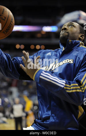 Washington Wizards point guard Gilbert Arenas (9) riscalda il priro la partita contro i Cleveland Cavaliers al Verizon Center a Washington D.C. il 6 novembre 2010. Cleveland Cavaliers defeate Washington Wizards 107-102. UPI / Mark Goldman Foto Stock