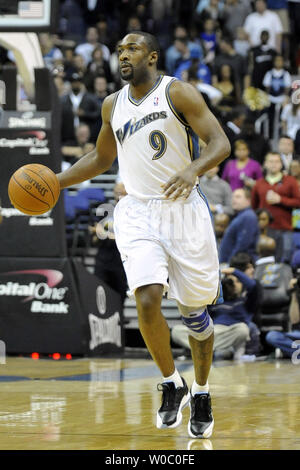 Washington Wizards point guard Gilbert Arenas (9) porta la sfera upcourt nel primo trimestre contro il Philadelphia 76ers al Verizon Center di Washington, D.C. il 23 novembre 2010. UPI / Mark Goldman Foto Stock